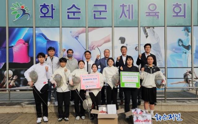 화순군체육회, 체육영재용품 지원 전달...